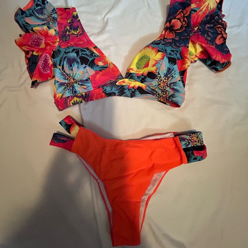 Adorable bikini with ruffled shoulders